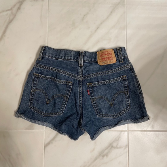Aritzia Levi’s Relaxed Fit Shorts - Picture 2 of 4